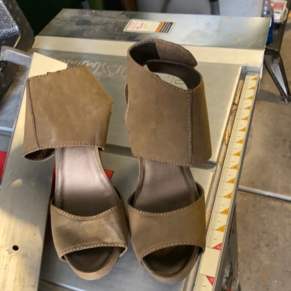 High heel sandals